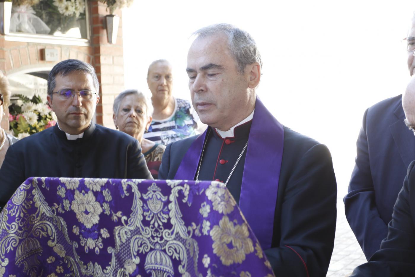 Visita al Cementerio de Campillos durante la Visita Pastoral