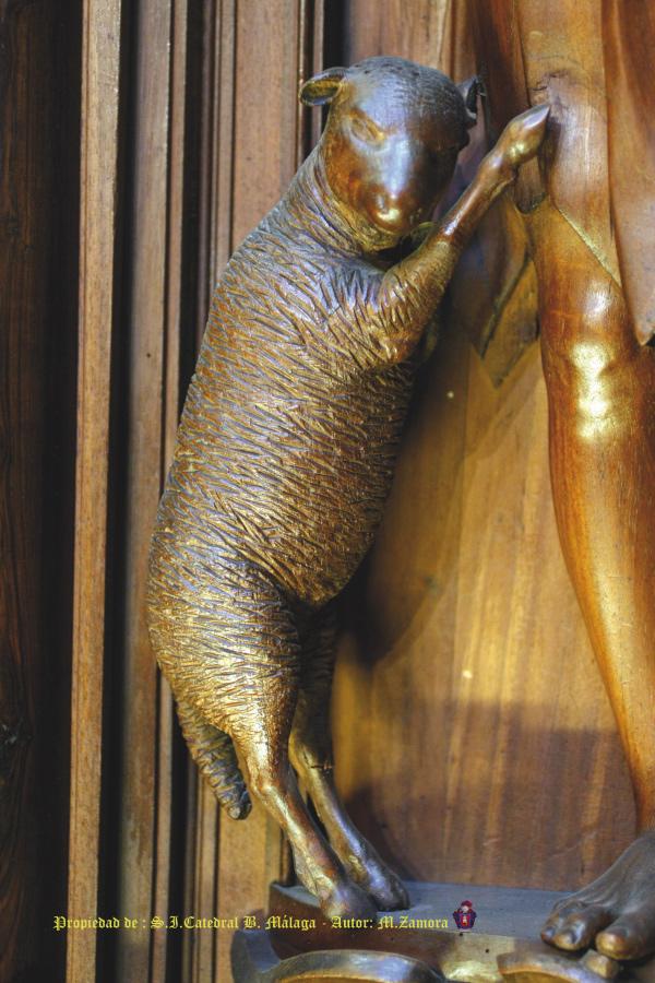 Detalle del cordero junto a san Juan Bautista en el coro de la Catedral de Málaga
