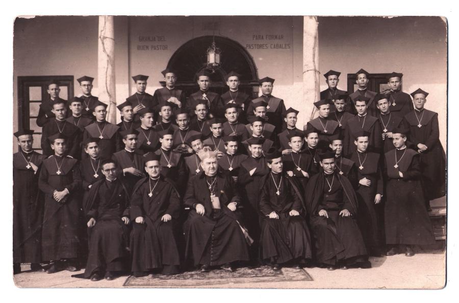 Fotografía inédita encontrada entre los documentos personales de San Manuel González en la que aparece junto a sacerdotes y seminaristas, algunos de los cuales fueron asesinados por odio a la fe