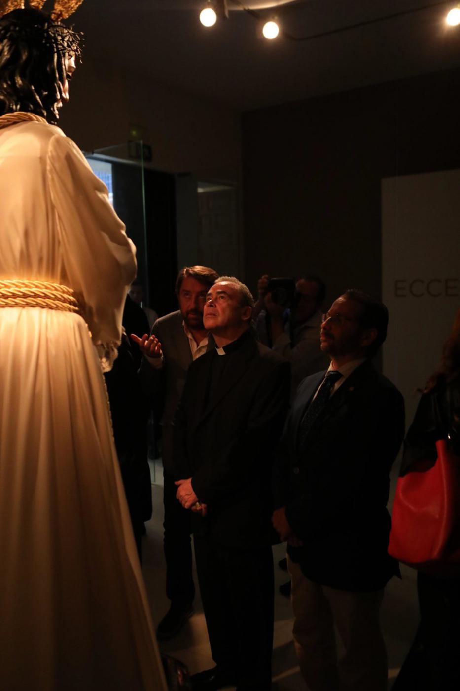 El obispo y el alcalde, ante el Cautivo