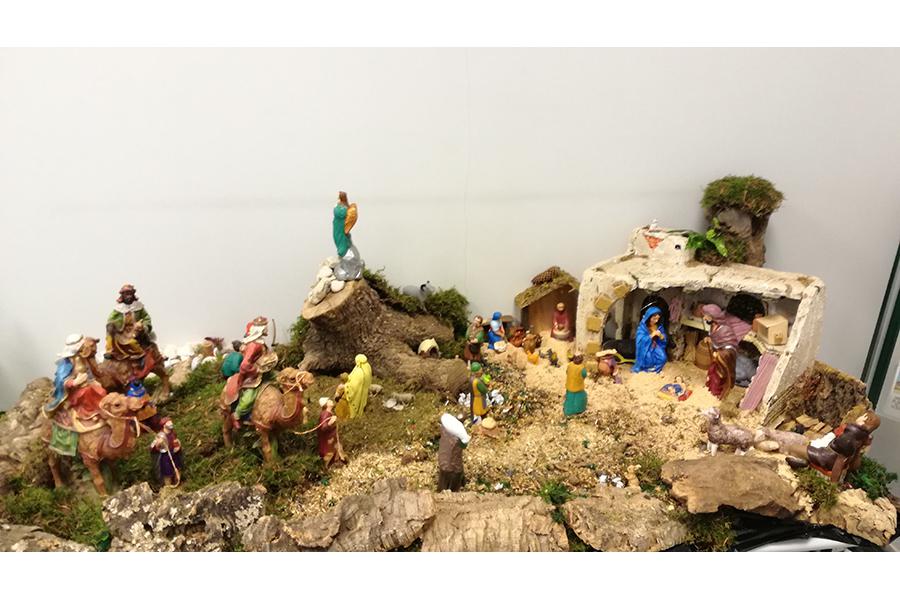 Belén de Ángerl Guerrero que coloca en su puesto de trabajo