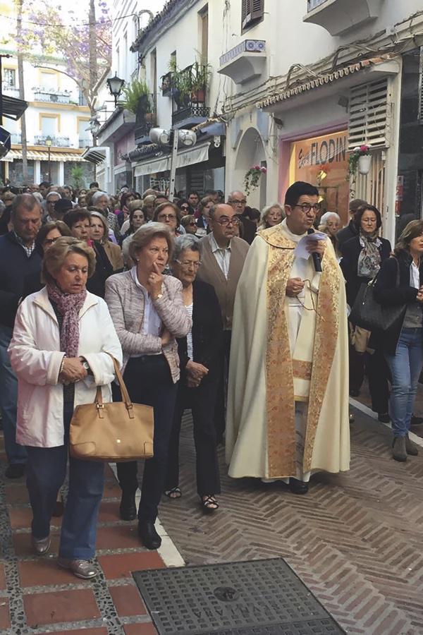 Feligreses de la parroquia de la Encarnación, presididos por su párroco, José López Solórzano, rezan el Rosario por las calles de Marbella
