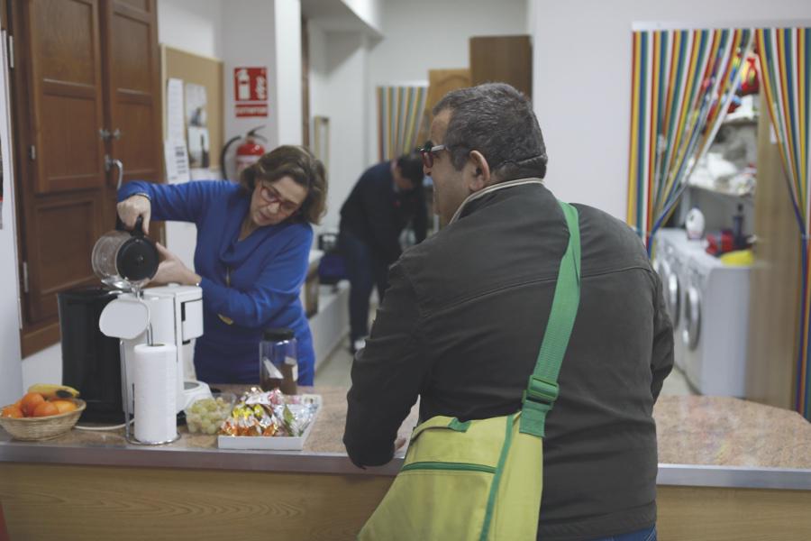 Voluntarios y acogidos en "Calor y Café" // S. FENOSA