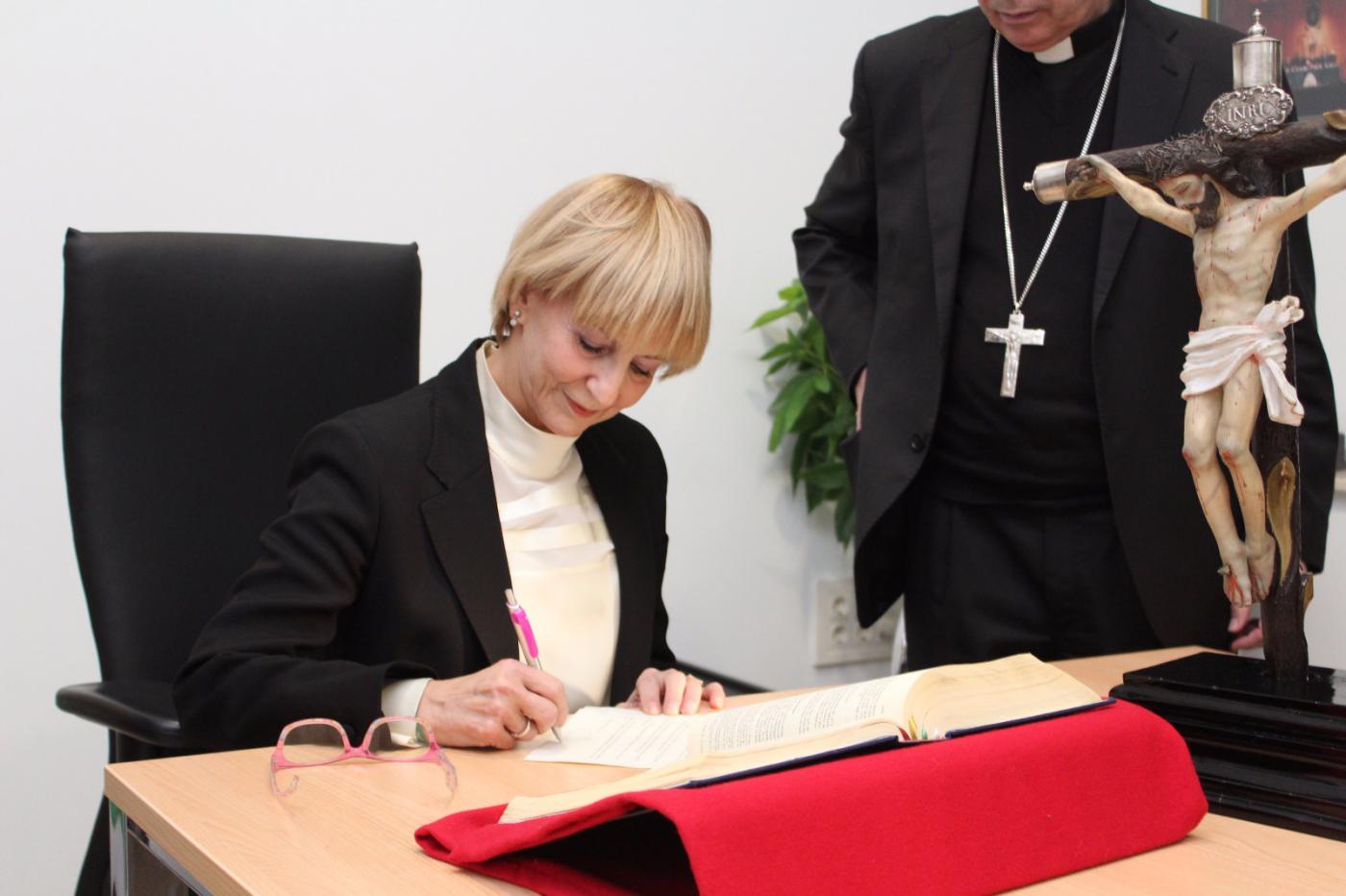Toma de posesión de Inmaculada Román como Patrono de la Fundación Victoria