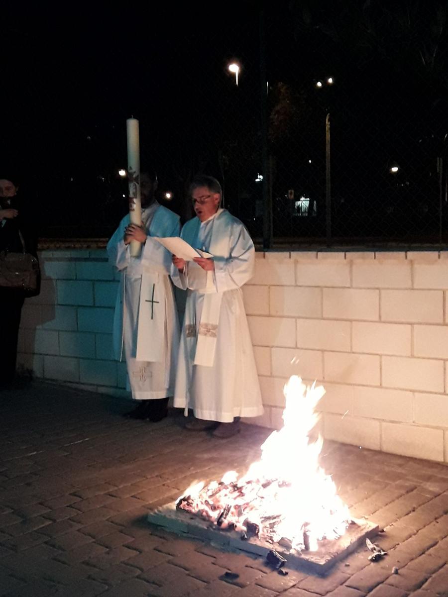 Vigilia Pascual en la parroquia de San Fernando, en la barriada malagueña de El Cónsul // S. TERUEL