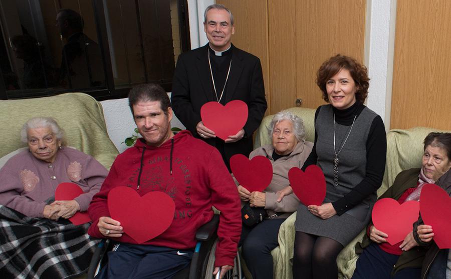 El Obispo de Málaga, con la subdirectora del centro y residentes del Cottolengo #MalagueñosConCorazón