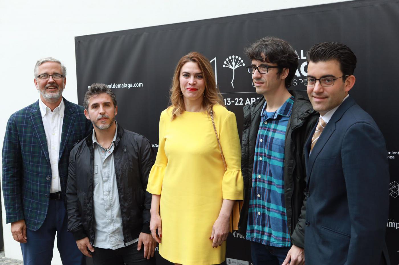 El Jurado Signis con los hermanos César y José Esteban Alenda, directores de la película “Sin Fin”.
