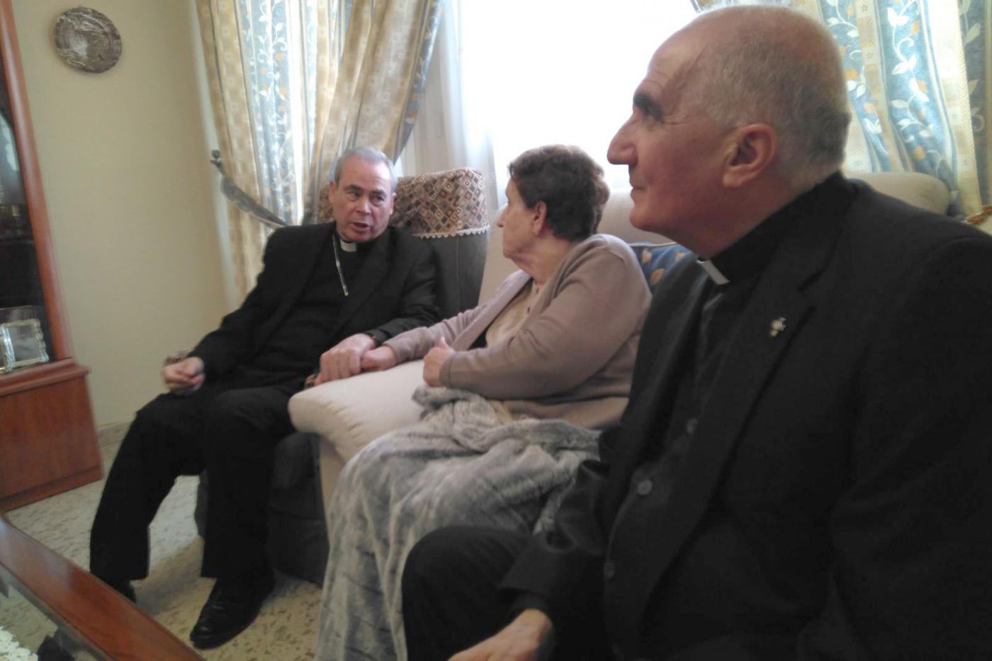 El Sr. Obispo durante la visita a enfermos de la parroquia de La Natividad. En esta ocasión, Encarnación Acuña Molina, de 92 años