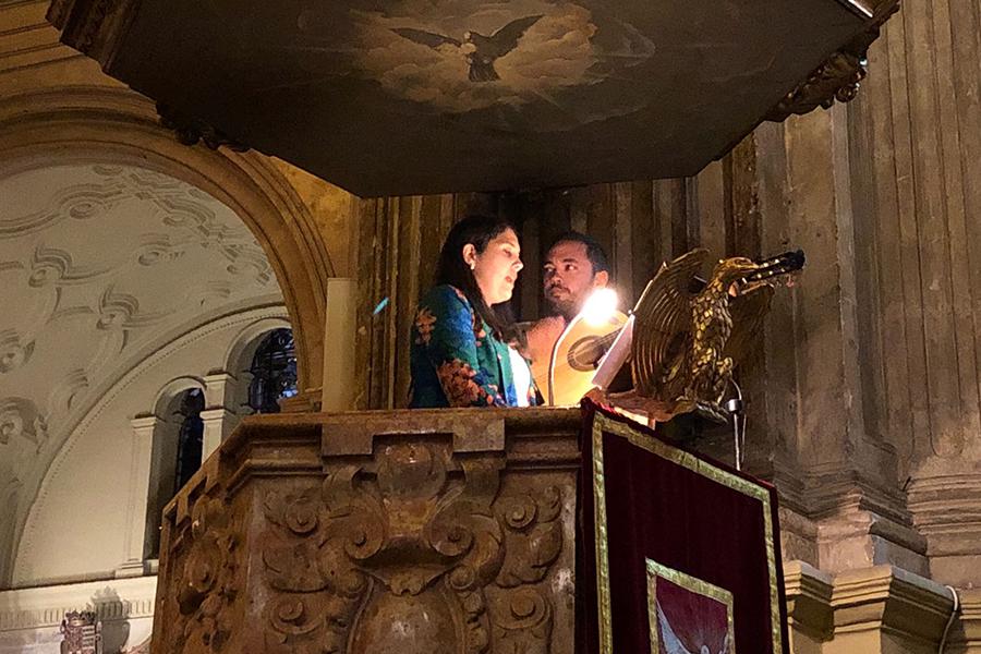 Oración comunitaria en víspera de Pentecostés
