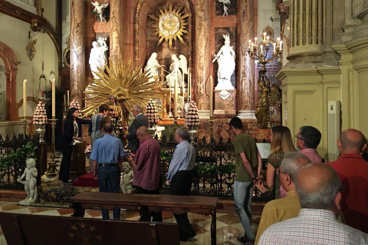 Cientos de fieles han participado ya en el besamanos extraordinario de la patrona de la Diócesis