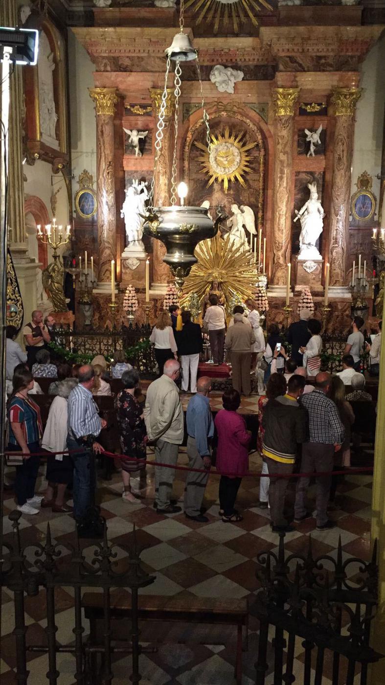 Largas colas para el besamanos de la patrona