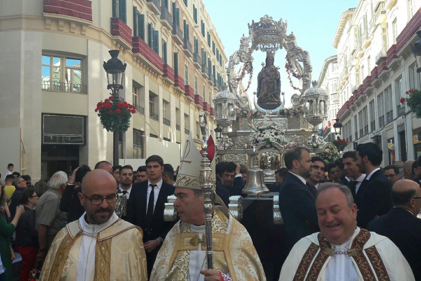 El obispo de Málaga, Mons. Catalá, flanqueado por el vicario general Antonio Coronado y el delegado de Hermandades y Cofradías, Manuel Ángel Santiago, acompañando a la Virgen por Calle Larios FOTO: @StaMVictoriaMLG