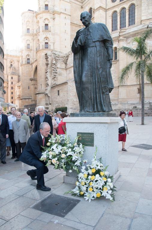 Ofrenda floral ante la estatua de D. Ángel Herrera Oria en el 50 aniversario de su muerte, en la Catedral de Málaga, el 7 de junio de 2018. F. GRIÑÁN
