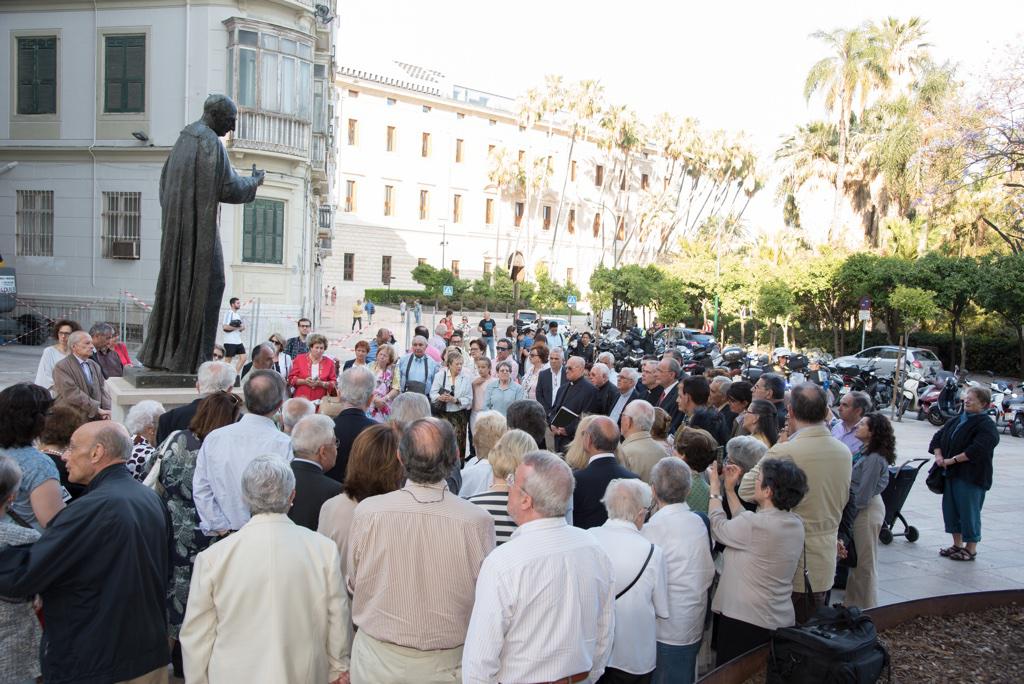 Ofrenda floral ante la estatua de D. Ángel Herrera Oria en el 50 aniversario de su muerte, en la Catedral de Málaga, el 7 de junio de 2018. F. GRIÑÁN