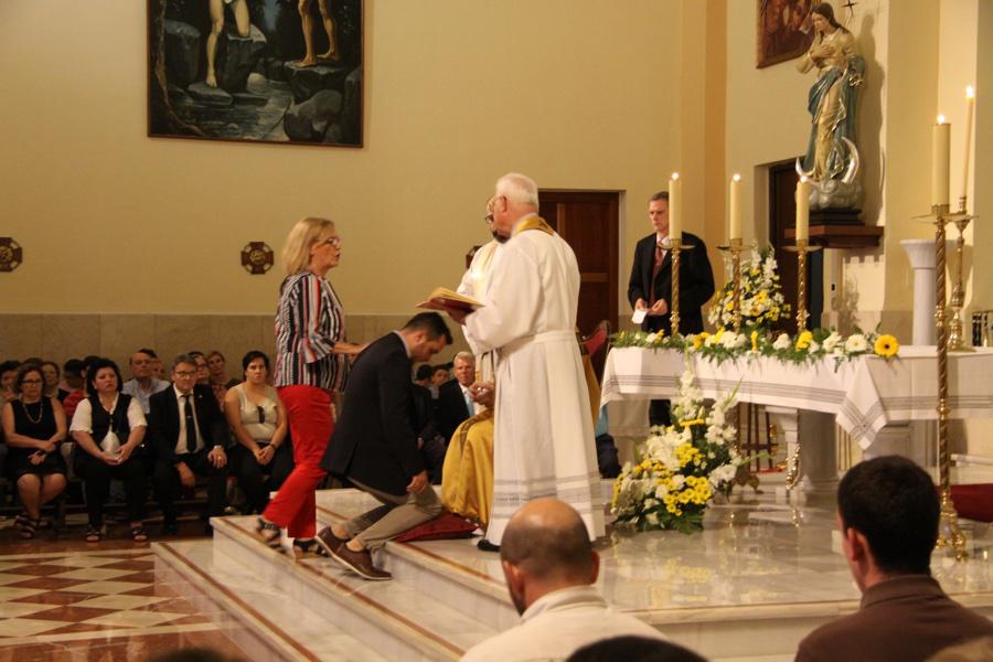 Confirmaciones durante la Misa Estacional en la Visita Pastoral a San Patricio. FOTO: A. FERNÁNDEZ