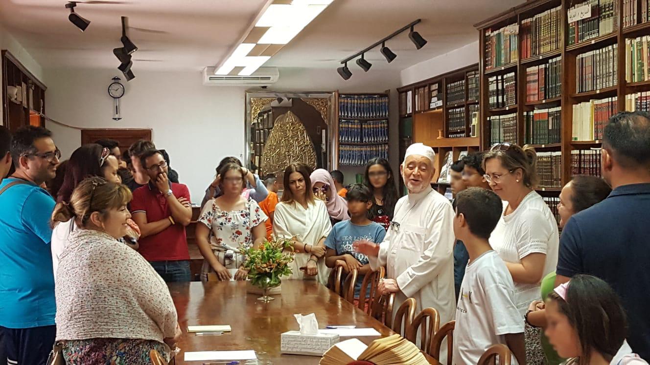 Visita a la biblioteca de la mezquita de Fuengirola por los participantes del Campamento Interreligioso de la DIócesis de Málaga