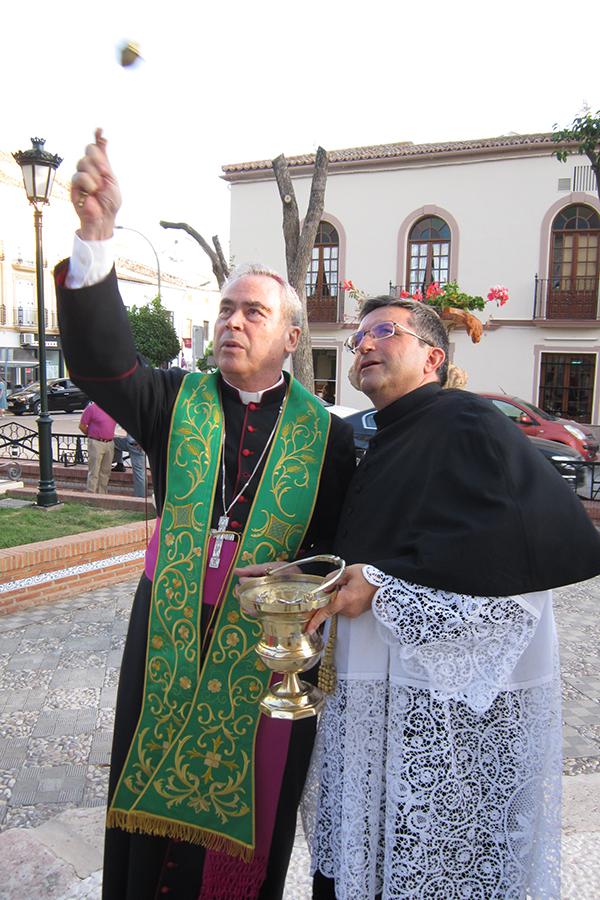 Don Jesús Catalá en su visita a Santa María del Reposo, en Campillos, para bendecir las obras