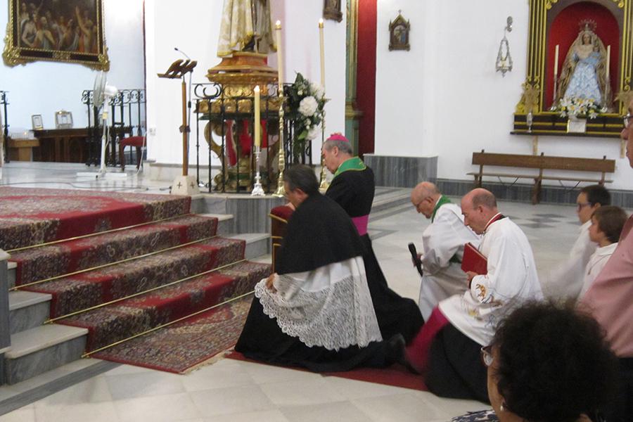 Don Jesús Catalá en su visita a Santa María del Reposo, en Campillos, para bendecir las obras