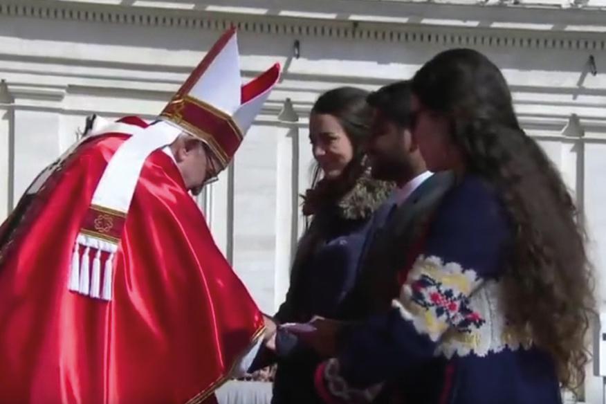Clara Colmenero ante el papa