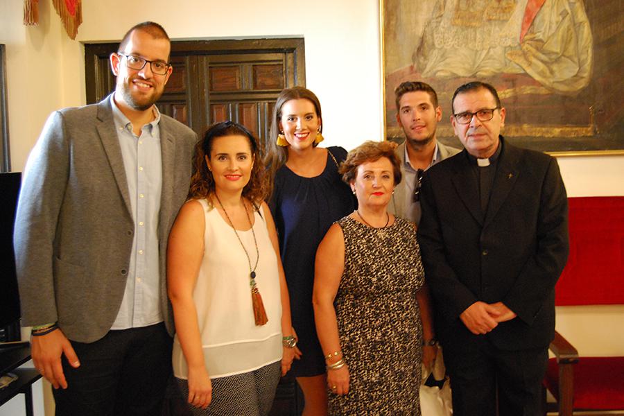 Rafael Carmona, junto a su esposa e hijos