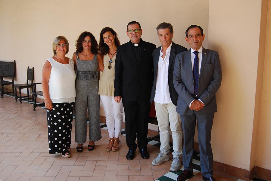 Rafael Carmona, junto a los representantes de las Reales Cofradías Fusionadas