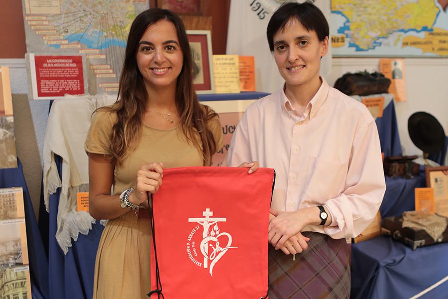 Los voluntarios del Padre Arnaiz preparan 10.000 mochilas