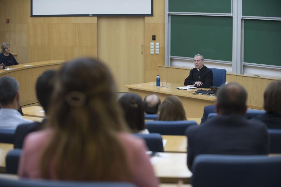Momento de la conferencia del Obispo de Málaga, Jesús Catalá, en el Instituto Internacional San Telmo