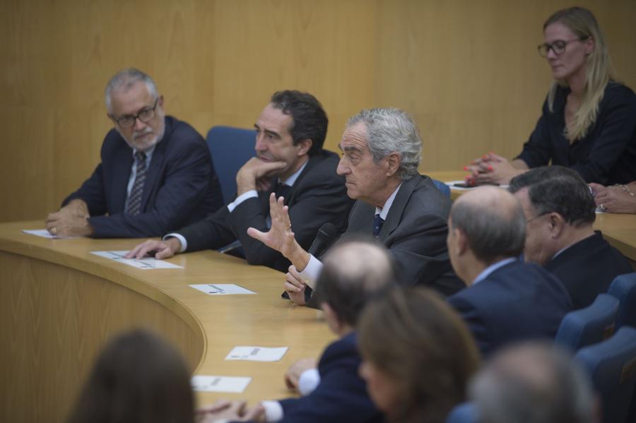 Momento de la conferencia del Obispo de Málaga, Jesús Catalá, en el Instituto Internacional San Telmo