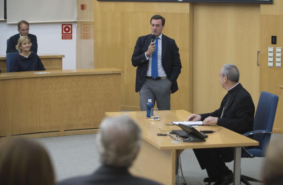 Momento de la conferencia del Obispo de Málaga, Jesús Catalá, en el Instituto Internacional San Telmo