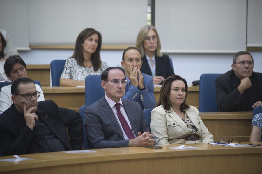 Momento de la conferencia del Obispo de Málaga, Jesús Catalá, en el Instituto Internacional San Telmo
