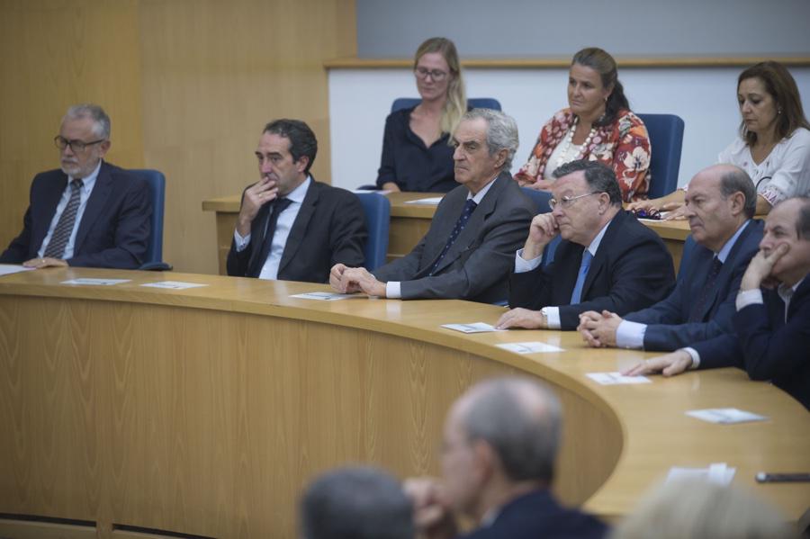 Momento de la conferencia del Obispo de Málaga, Jesús Catalá, en el Instituto Internacional San Telmo