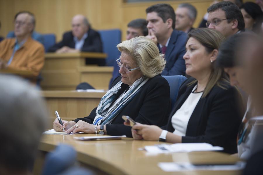 Momento de la conferencia del Obispo de Málaga, Jesús Catalá, en el Instituto Internacional San Telmo