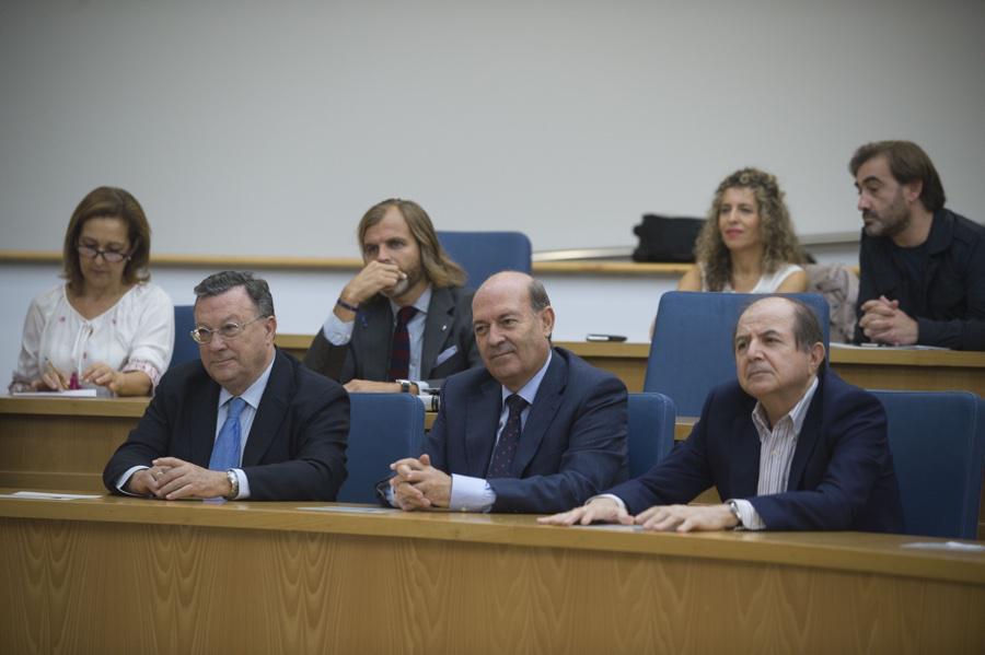 Momento de la conferencia del Obispo de Málaga, Jesús Catalá, en el Instituto Internacional San Telmo