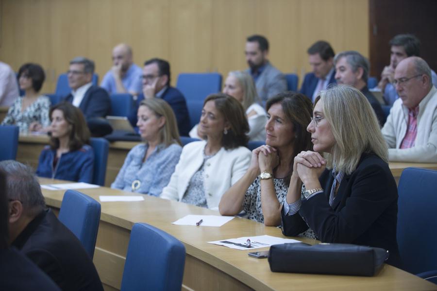 Momento de la conferencia del Obispo de Málaga, Jesús Catalá, en el Instituto Internacional San Telmo