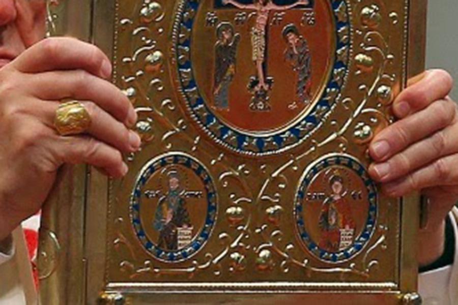 ¿Sabías que el obispo puede bendecir al pueblo con el Evangeliario?