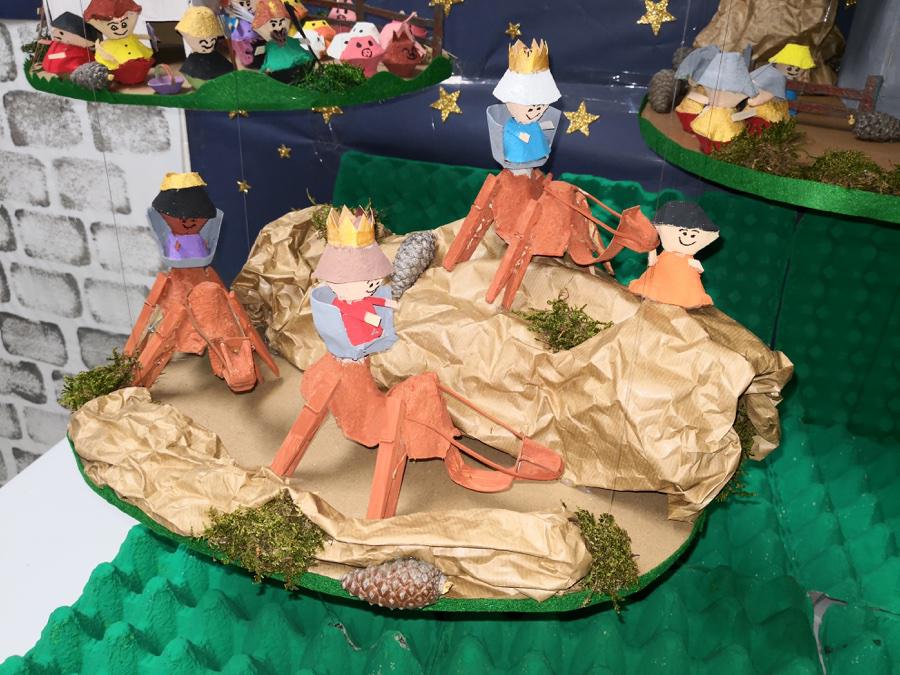 Belén flotante realizado con hueveras de cartón en el centro público CEIP SYALIS (Fuengirola). Enviado por Andrés Berlanga, maestro de religión y moral católica