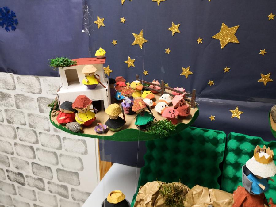 Belén flotante realizado con hueveras de cartón en el centro público CEIP SYALIS (Fuengirola). Enviado por Andrés Berlanga, maestro de religión y moral católica