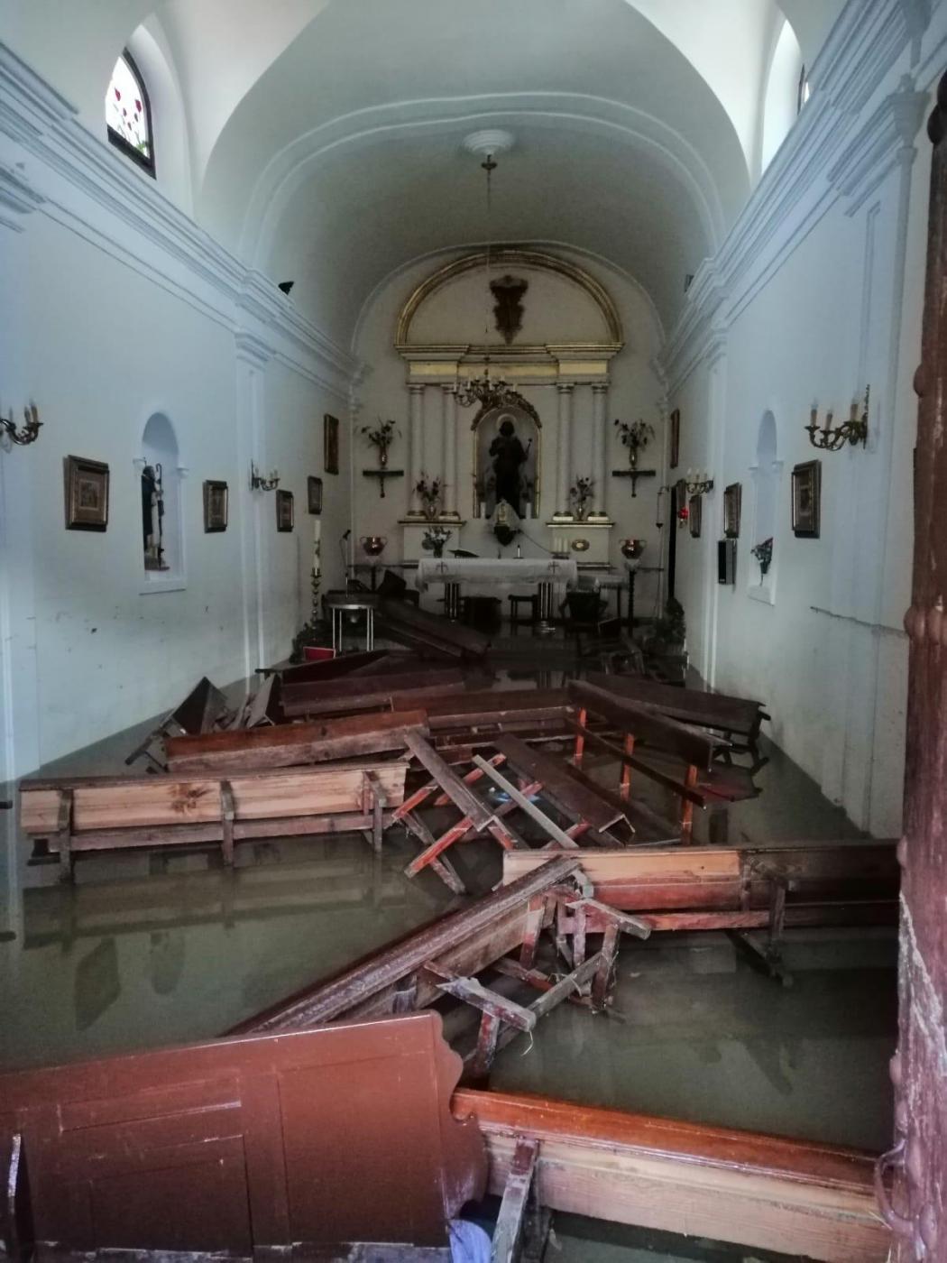 Estado del interior de la parroquia de San Isidro Labrador, en El Trapiche, tras la inundación de la pedanía