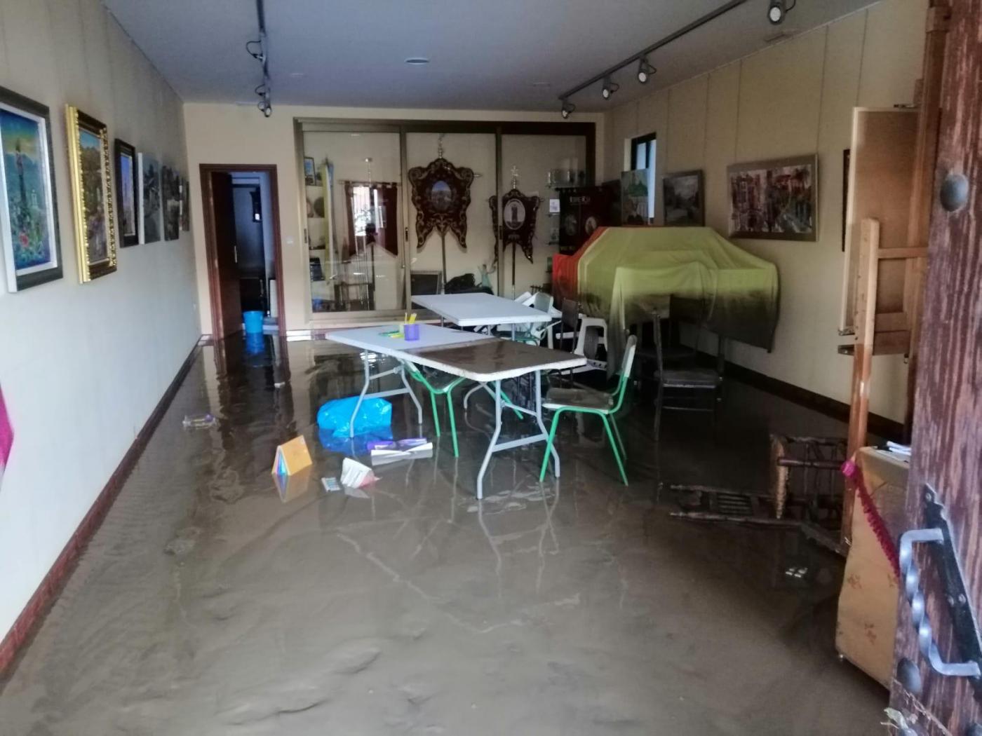 Estado del interior del salón parroquial de San Isidro Labrador, en El Trapiche, tras la inundación de la pedanía