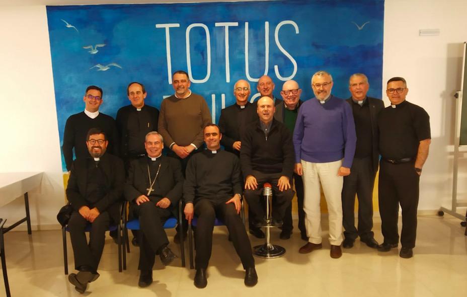 Don Jesús Catalá, con el párroco del Santo Cristo del Calvario de Marbella, Rafael Rodríguez, y otros sacerdotes del arciprestazgo