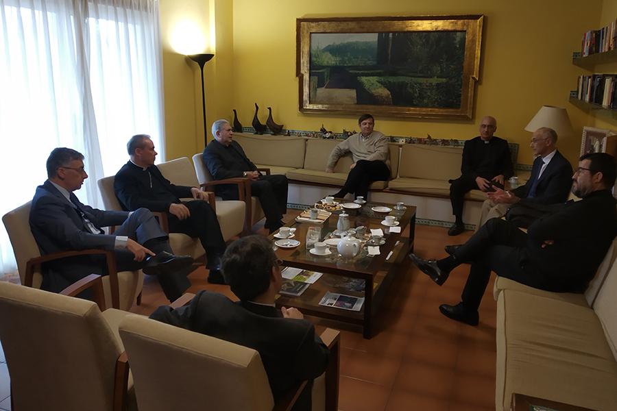 Don Jesús Catalá, el párroco del Santo Cristo del Calvario, Rafael Rodríguez, el arcipreste José López Solórzano y el diácono José Fernández, en la visita al Club Cora de la prelatura del Opus Dei situado junto a la parroquia