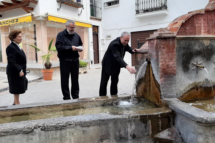 Don Jesús, en la Fuente de los Chorros, de 1905, en el centro de Ojén, durante la Visita Pastoral al arciprestazgo de Marbella-Estepona