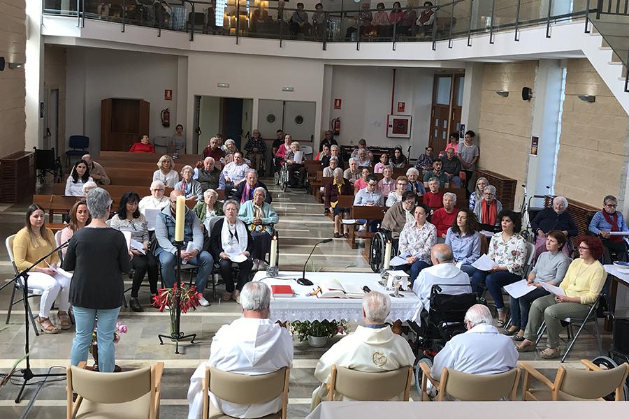 Trabajadores, familiares y residentes de El Buen Samaritano reciben la confirmación