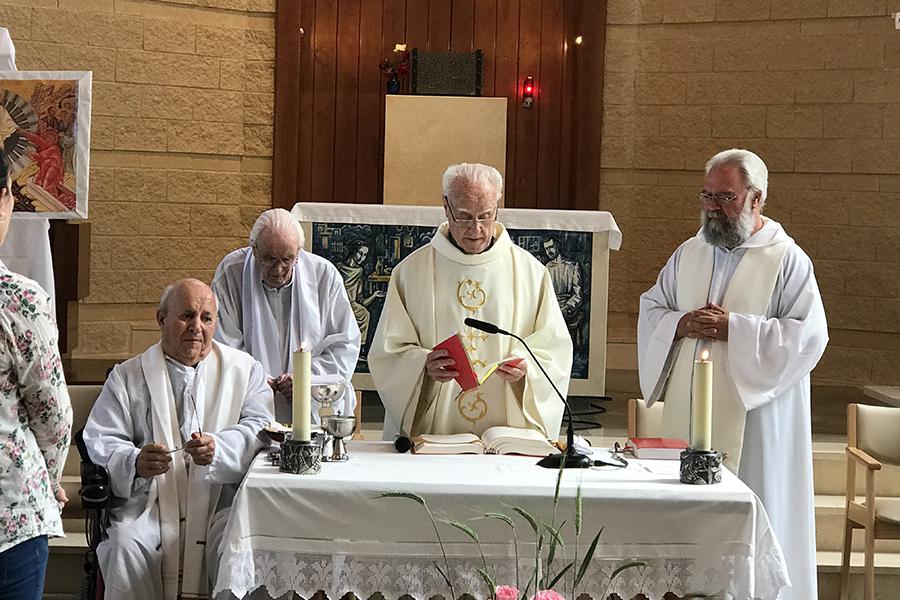 D. Ramón Buxarrais confirma a 10 adultos en El Buen Samaritano // P. FUENTES