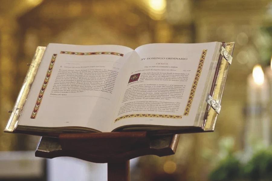 ¿Sabías que en una concelebración, el presbítero que proclama el Evangelio en ausencia de diácono no tiene que pedir la bendición del presbítero que preside?