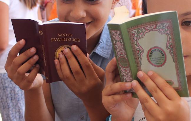 Dos niñas participantes del campamento