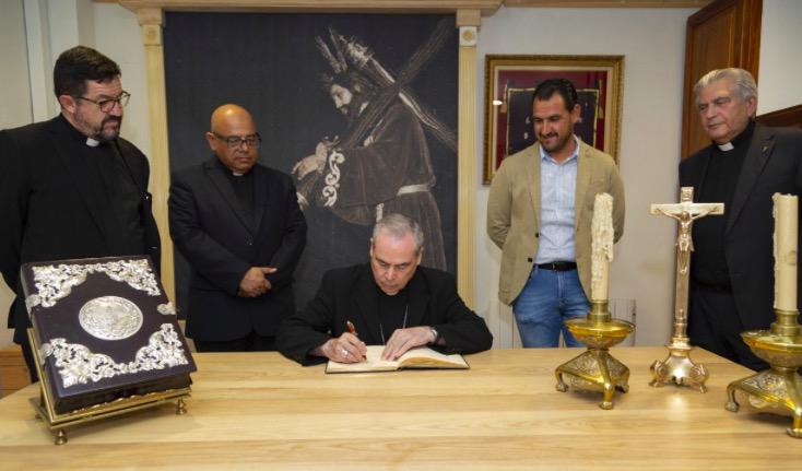 Visita a la hermandad del Amor de Estepona en la Visita Pastoral de D. Jesús Catalá a la parroquia del Carmen de Estepona