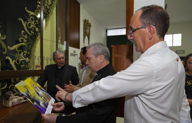 Visita a la hermandad del Carmen en la Visita Pastoral de D. Jesús Catalá a la parroquia del Carmen de Estepona