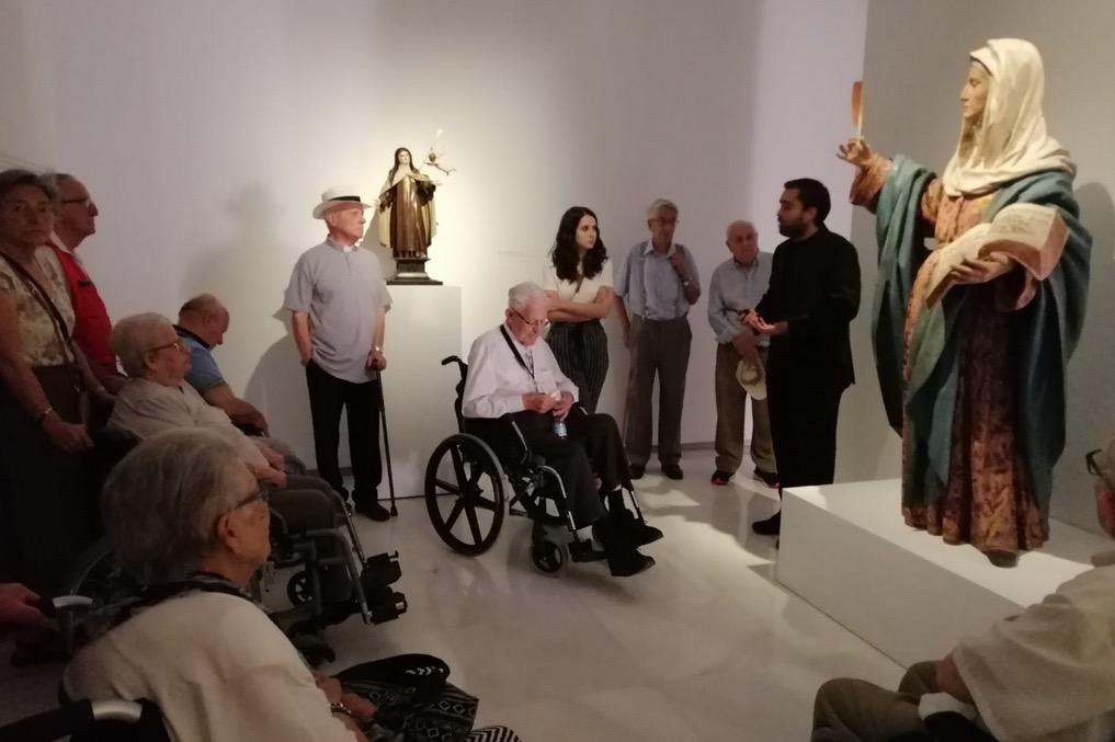 Visita de voluntarios, trabajadores y residentes de El Buen Samaritano a la exposición de Mena