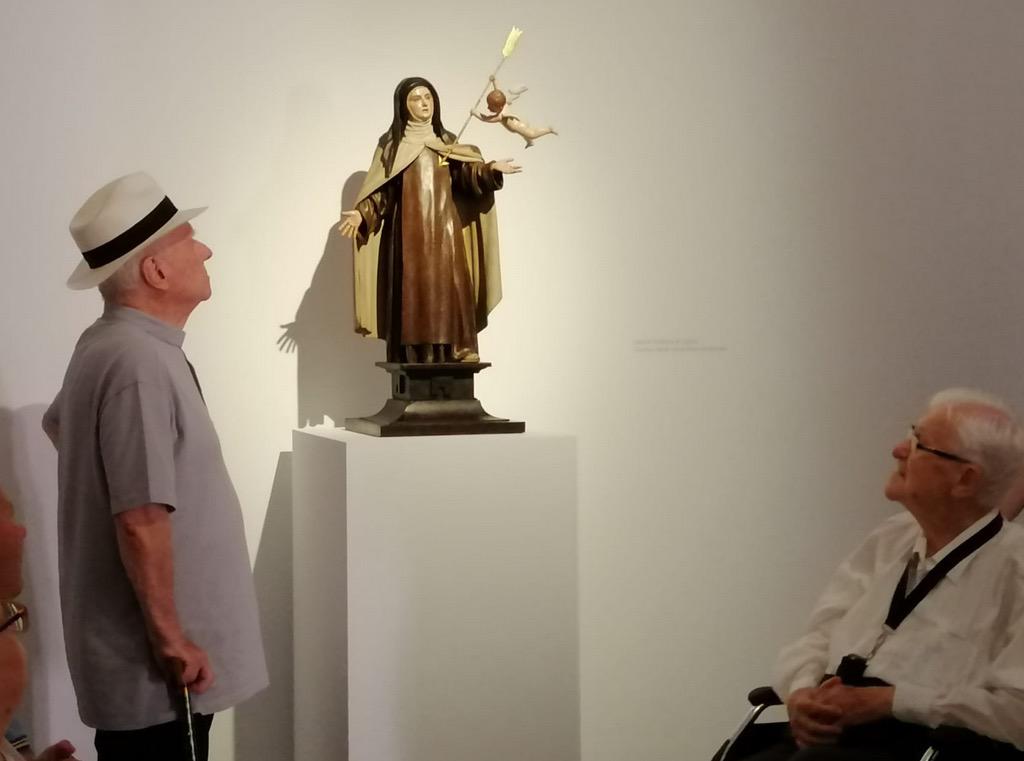 Visita de voluntarios, trabajadores y residentes de El Buen Samaritano a la exposición de Mena